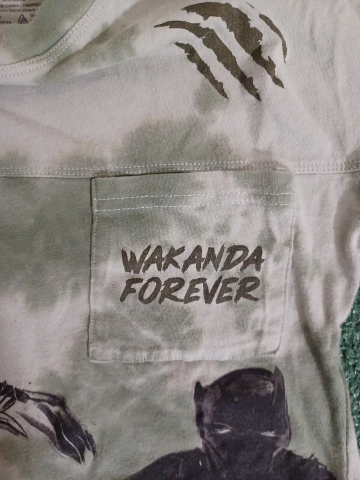 Camiseta Juvenil Negra Pantera Wakanda Forever Bolsillo Talla XS Foto 3 de 4