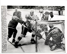 CGE6 1976 AP Wire Photo AERO'S JOHN TONELLI GOAL vs MARINERS GOALIE ERNIE WAKELY