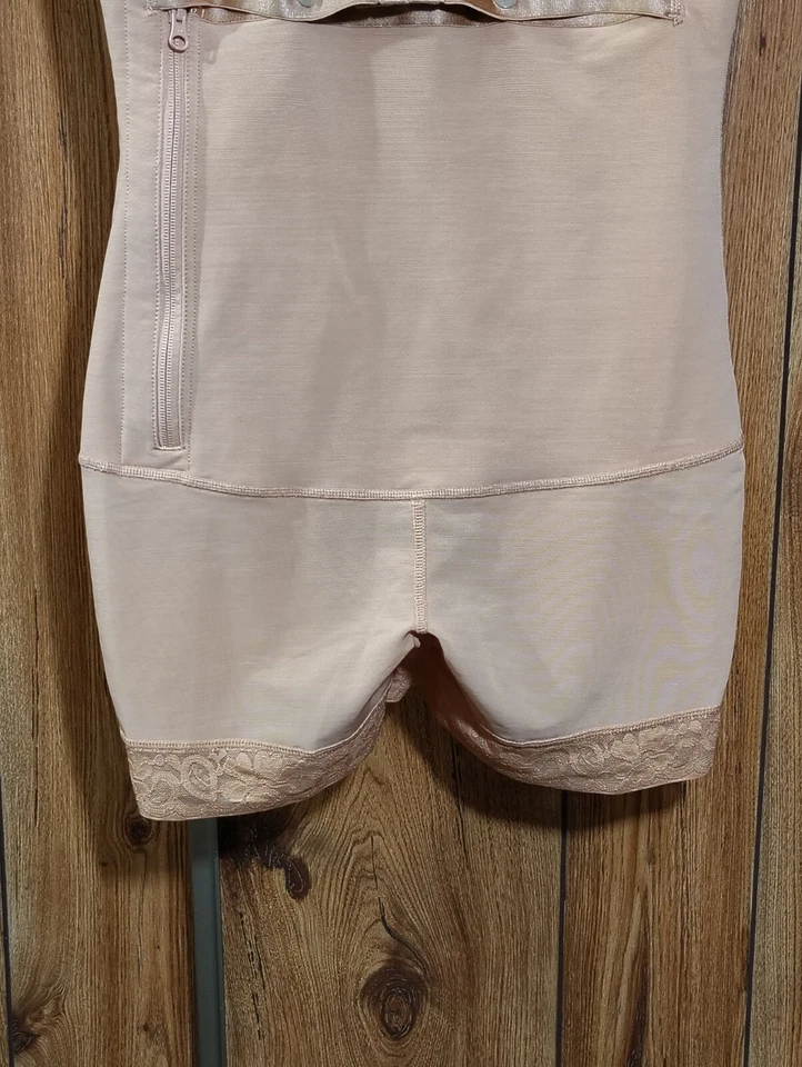 Ganchos e alças de ombro ajustáveis tamanho nude 3X ganchos e botões com zíper lateral - Imagem 3 de 4