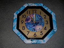 Wanduhr batteriebetrieben achteckig bunt goldfarbenes Ziffernblatt