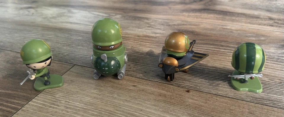 MGA Awesome Little Green Men Soldiers Figure Lot of 24 with Dog Tags & Stickers! - Image 4 of 4