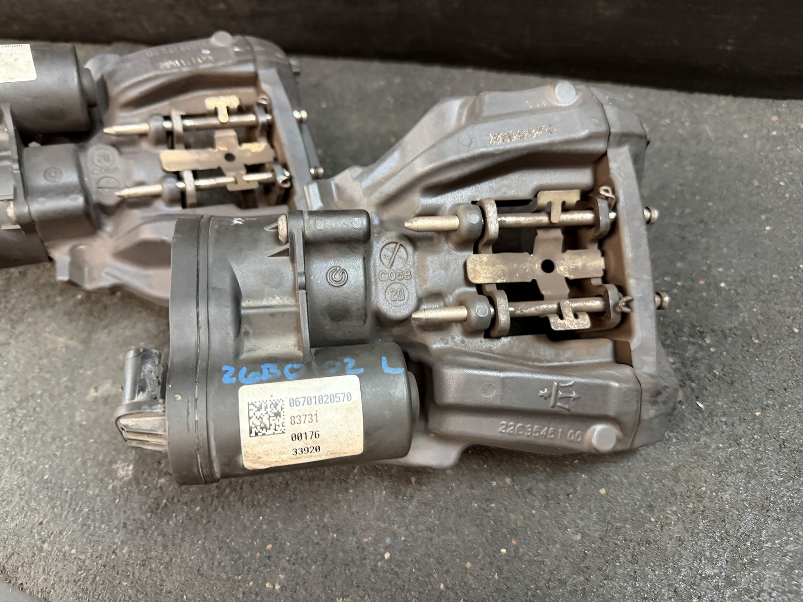 17-24 MASERATI GHIBLI REAR LEFT & RIGHT PARKING BRAKE CALIPERS 06701020570