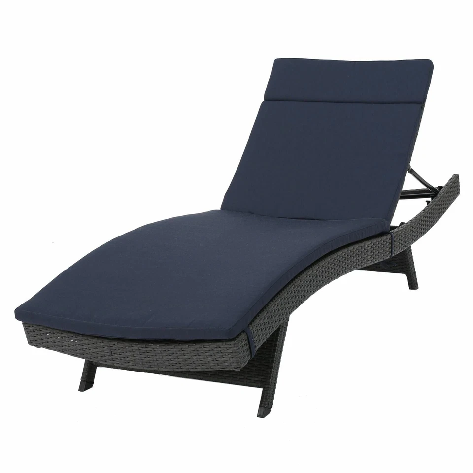 Chaise salón ajustable de mimbre gris para exteriores Nassau con cojín azul marino Foto 2 de 4