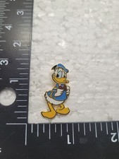 DONALD DUCK HAT LAPEL PIN PIN BACK USED B0117