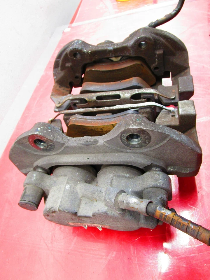 06-09 MERCEDES-BENZ W251 R CLASS CONJUNTO DE PAR DE PINÇAS DE FREIO DIANTEIRAS DIREITA E ESQUERDA FABRICANTE DE EQUIPAMENTO ORIGINAL - Imagem 3 de 4