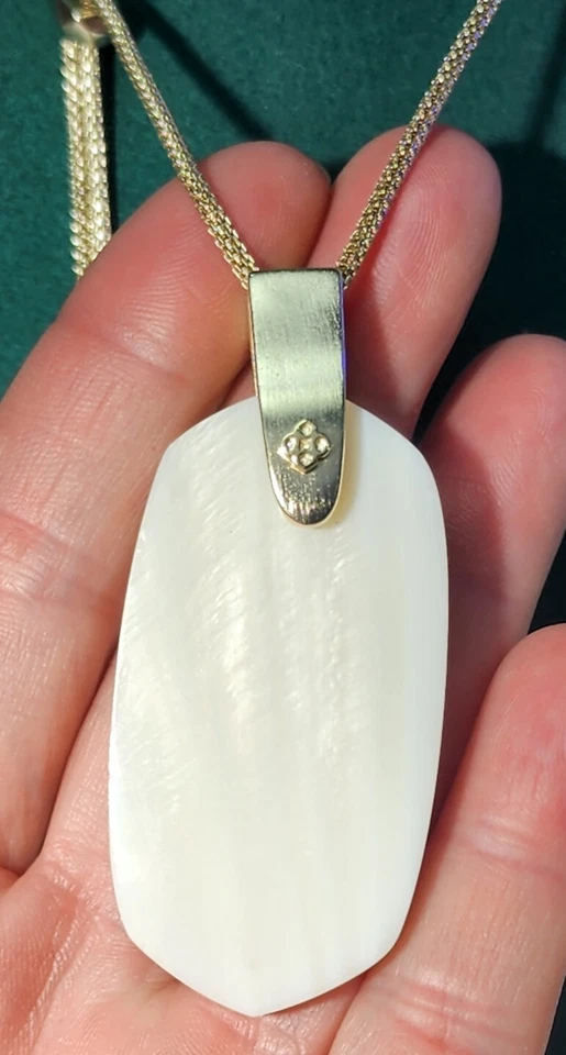 Collar Colgante Kendra Scott Inez Blanco Resina Shell Bolo 30" Ajustable 18KT GP Foto 3 de 4