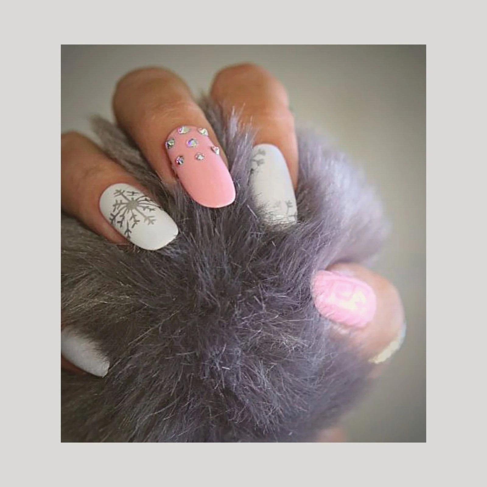 Press-On Nails Long Round Medium Size Sweater Design-image