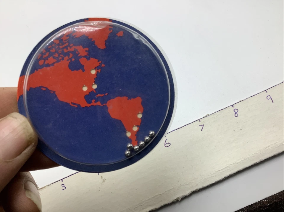 2 Dexterity puzzles - world maps, unmarked vintage plastic, pushed in a bit - Image 3 of 4