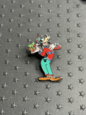 Disneyland 2025 Wave A Hidden Mickey Pin Goofy Christmas Holiday Chaser
