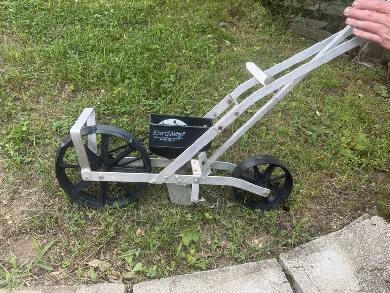 Durable aluminum frame EarthWay 1001-B Precision Garden Seeder.