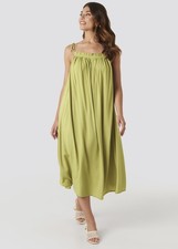 NA-KD Women's Dress Flowing Straight Neck Midi Dress, Green, 32