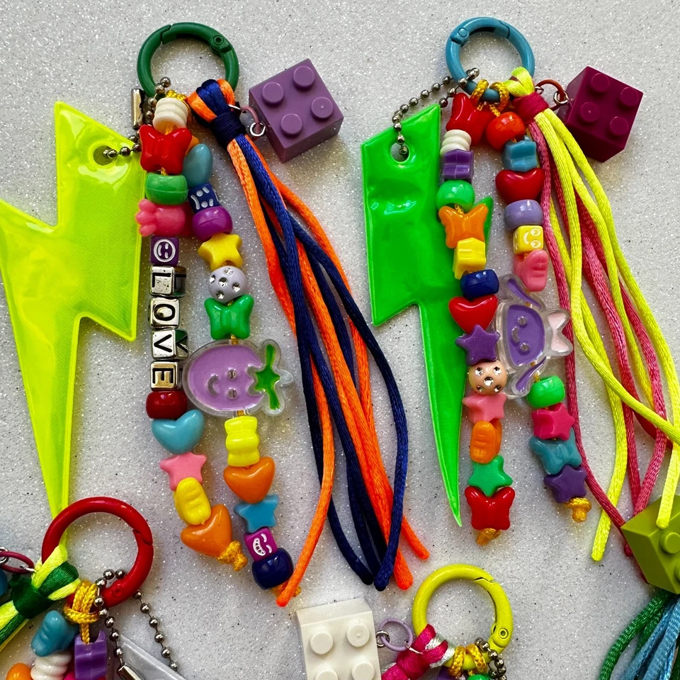 Ciondoli per borsa Anni 80 realizzati a mano con perline , charm e cordini - Immagine 4 di 4