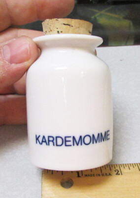 Eva Trio Porcelain Spice jar w cork stopper, designed by Ole Palsby, Kardemomme