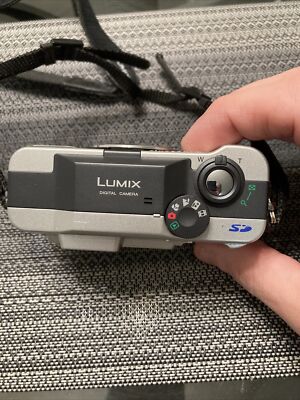 Panasonic Lumix DMC-LC20 2.0MP Compact Digital Camera Silver Panasonic Lumix DMC-LC20 2.0MP Compact Digital Camera Silver