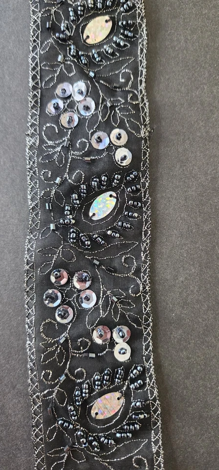 Guarnição de renda preta com miçangas à mão com lantejoulas – 3,9 jardas, Índia - Imagem 2 de 4