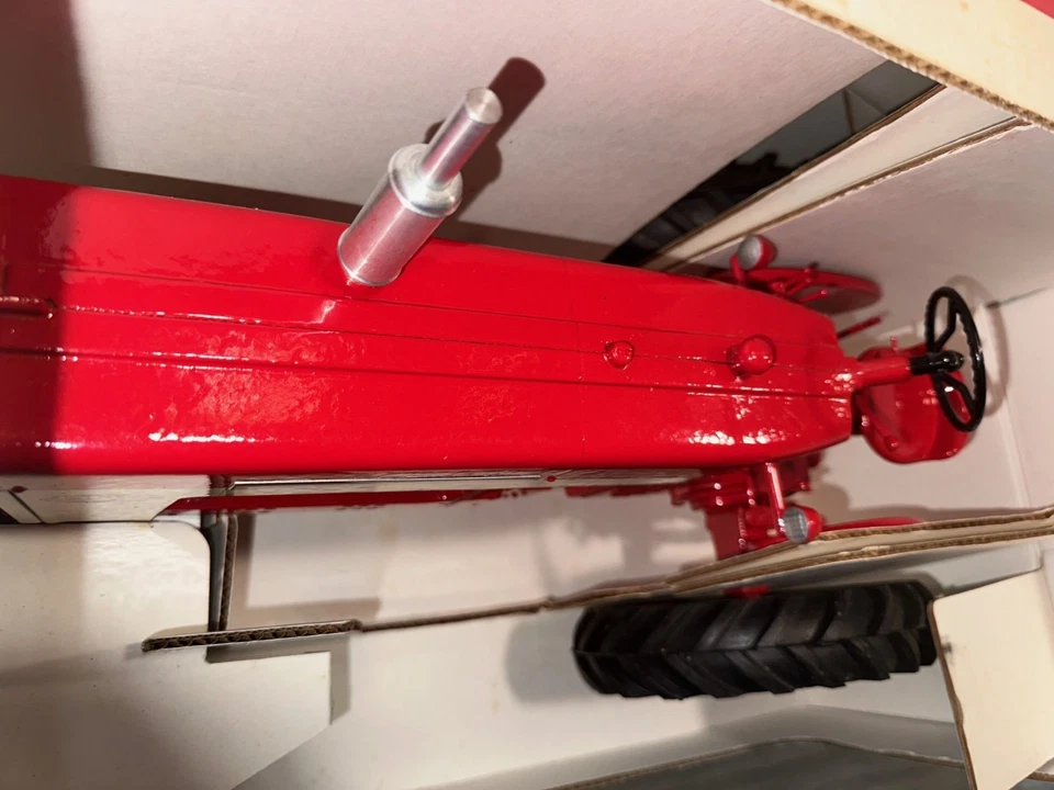 Scale Models Farmall 560 Narrow Front 1:8 Tractor Collectors Edition HUGE - Image 4 of 4