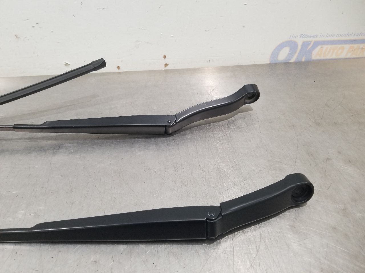 17 BENTLEY BENTAYGA FRONT WINDSHIELD WIPER ARM SET PAIR