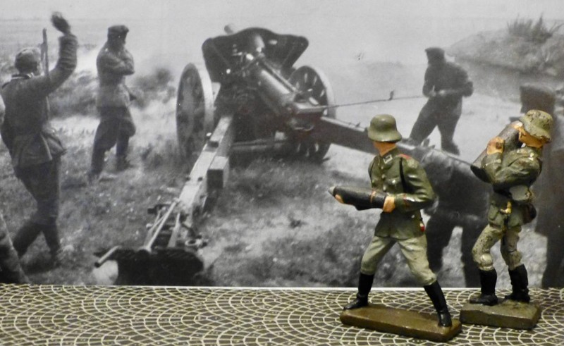 Prewar-German-Artillery-Carry Shell-Stand w/Shell-2 Pcs-Elastolin Lineol Hausser