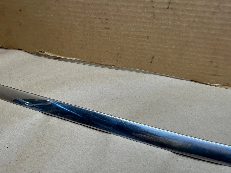 Jeep FSJ Grand Wagoneer Driver Parabrisas Inferior Acero Inoxidable Borde Cromo Izquierdo Foto 4 de 4