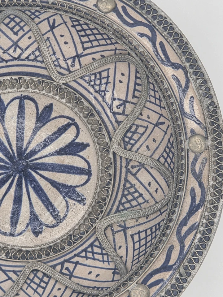Placa de cerâmica moura marroquina adornada com filigrana de prata de Fez - Imagem 3 de 4