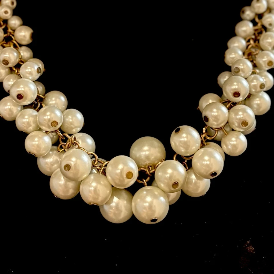 Collar y pendientes con racimo de perlas de vidrio blanco graduados blancos y dorados Foto 3 de 4