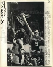 1971 Press Photo Cartwright Attempts To Block McKeag's Lay-Up In Charlottesville