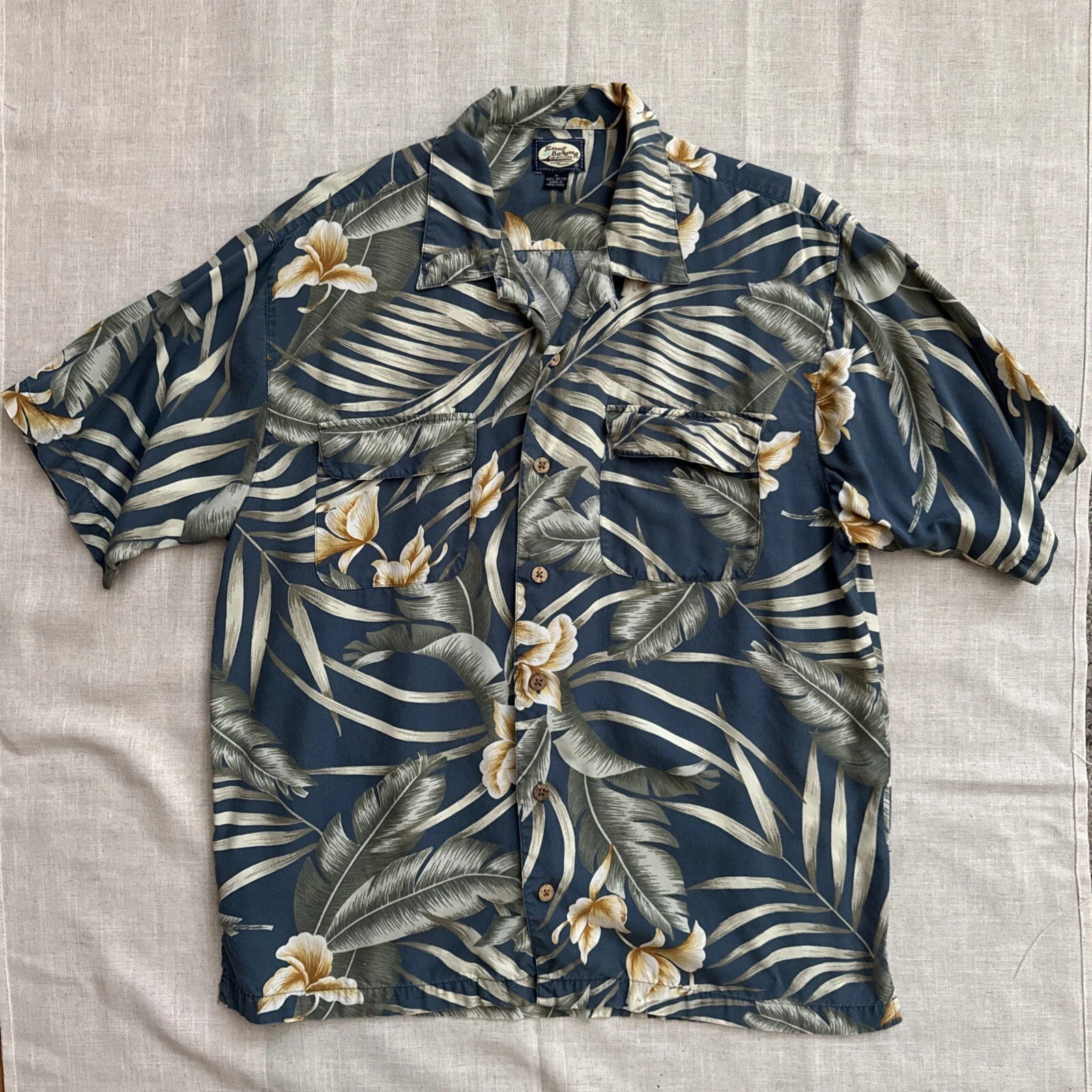 Tommy Bahama Mens MEDIUM Short Sleeve Shirt Tropical Island Hawaiian M Nice