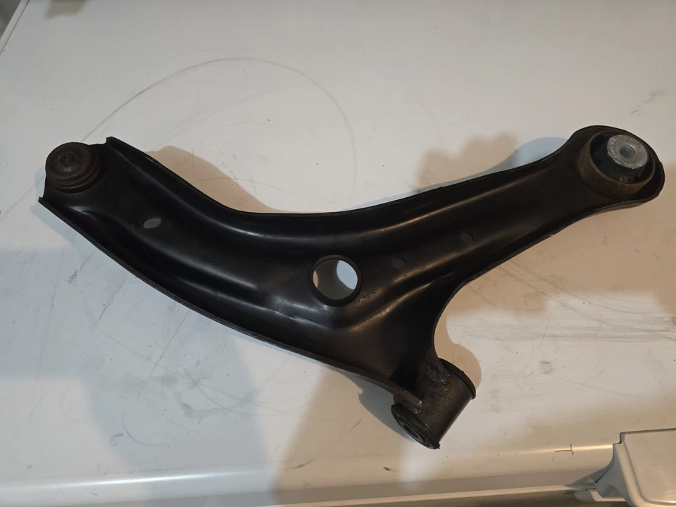 Brazo de control inferior delantero izquierdo Ford Fiesta 2011-2019 OEM AE813051AF Foto 3 de 4