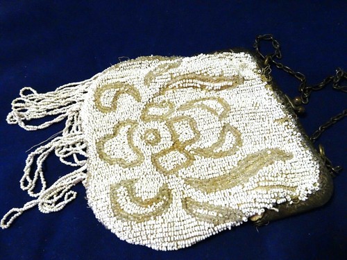 1930'S BEADED CHANGE PURSE-CHAIN HANDLE-METAL CLASP-FRINGE-IMPERFECT - Picture 2 of 3