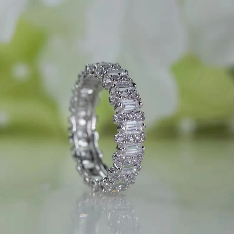 Anillo banda de eternidad completa de diamantes simulados de corte baguette de 2,5 quilates de oro blanco de 14 k Foto 3 de 4
