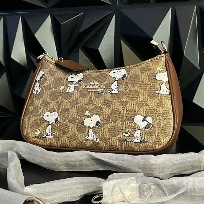 【新品未使用】COACH ☆スヌーピー ☆ショルダー ワッペン 刺繍 新品・未開封コーチCOACH リラン刺繍 ショルダーバッグ 青スヌーピー