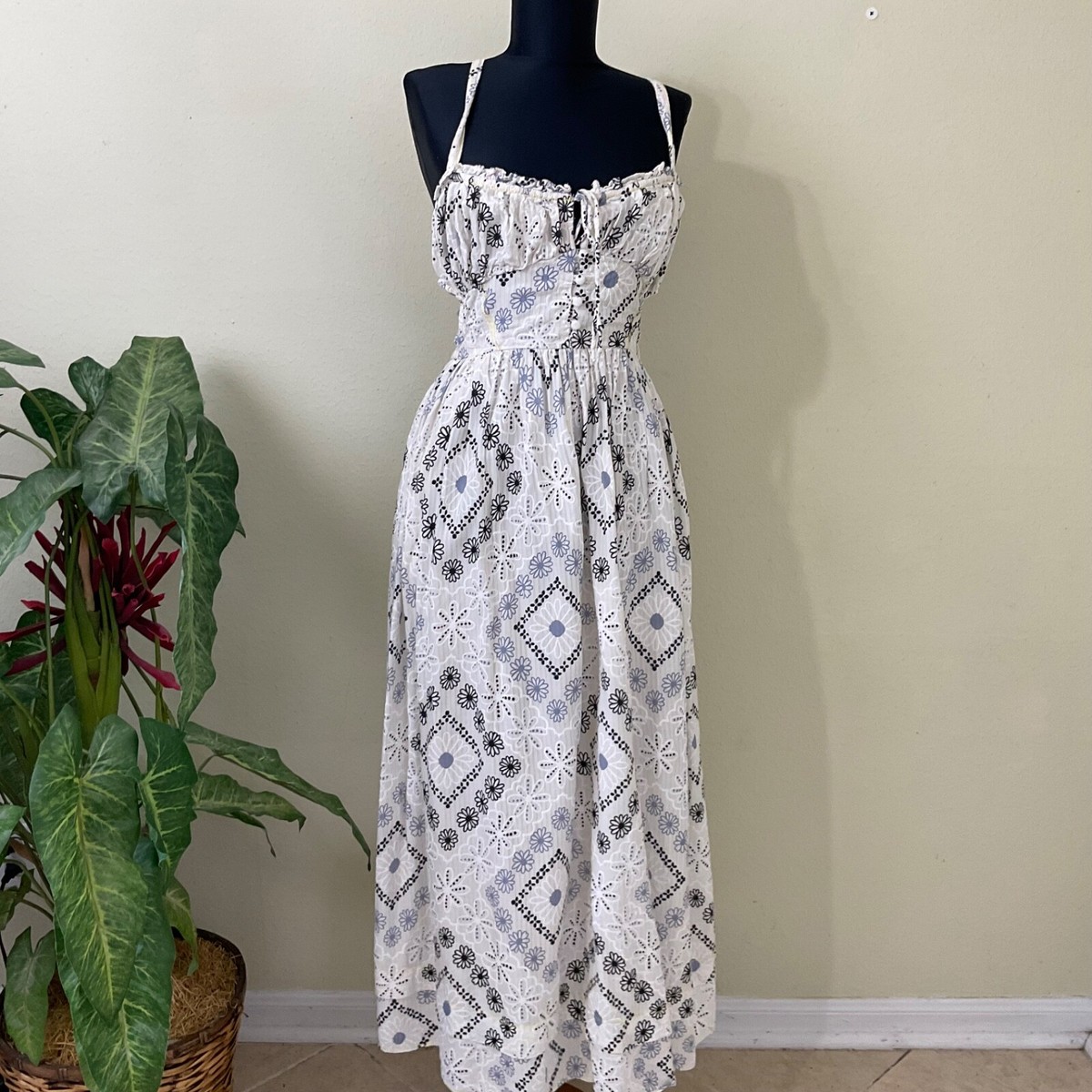 urban outfitters maxi dress Steal: Vanessa Hudgens's New York City Ecote Black And White Strappy Back Double Slit Safari Maxi dresses A delicately tied neckline and subtle keyhole detail bring a flirty note to the ruched bust of this lace UO Bohemian Embroidered Maxi Dress