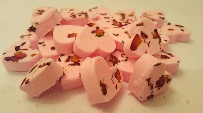 HONEYSUCKLE COVE 100 X mini heart shaped bath bombs with petals - lots of flavours UK made new