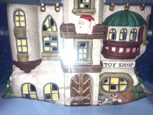 NUOVO! Villaggio Natalizio Tempo di Natale Negozio di Giocattoli da Collezione Illumina Porcellana 6" - Foto 3 di 8