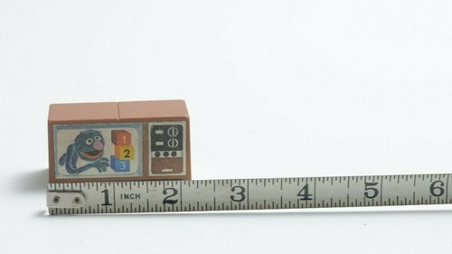 Only Grover is left. Vintage 1980's Sesame Street TV Set Miniature House - Picture 5 of 5