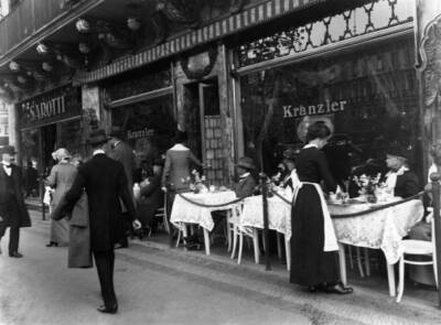 The Cafe Kranzler on the corner Friedrichstrasse 1910 OLD PHOTO