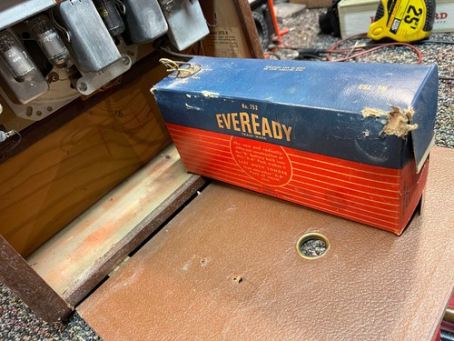1949 Admiral Model 6Y18 N Working Radio with Original Eveready AB Battery - Picture 5 of 16