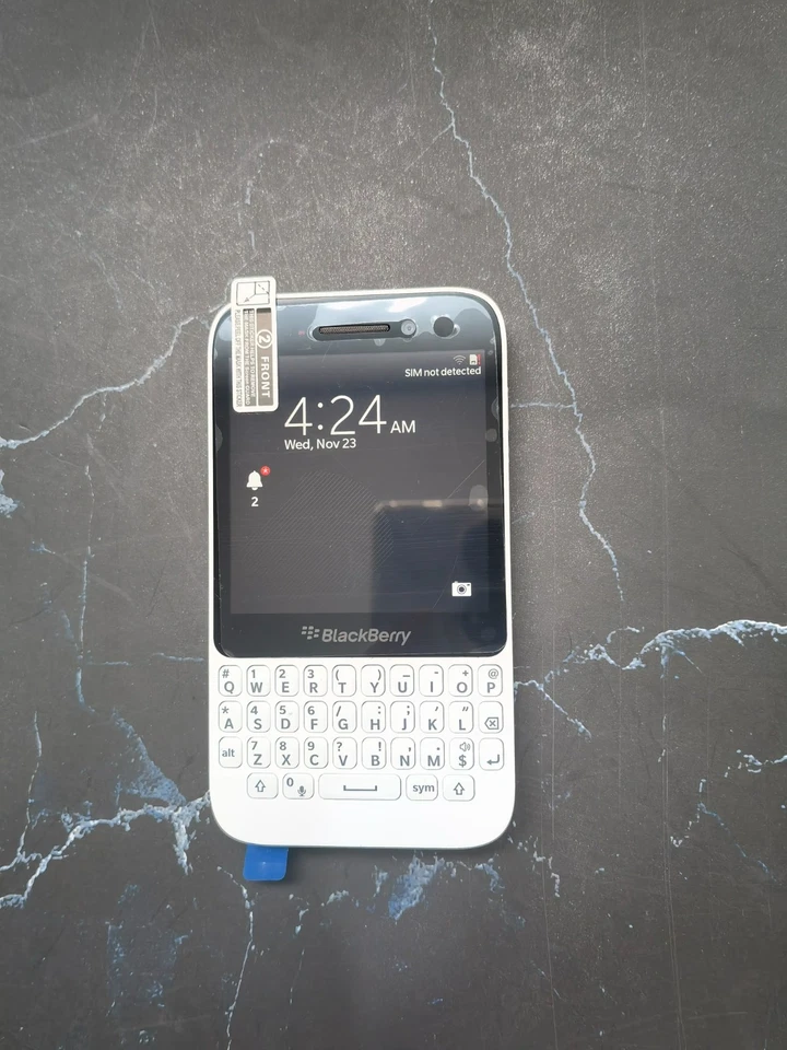 BlackBerry Q5 Black/White Unlocked 4G/LTE 8GB 5-megapixel WiFi Smartphone - Image 3 of 4