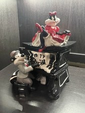 Gorgeous 1999 Warner Brothers Pepe LePew & Pe...