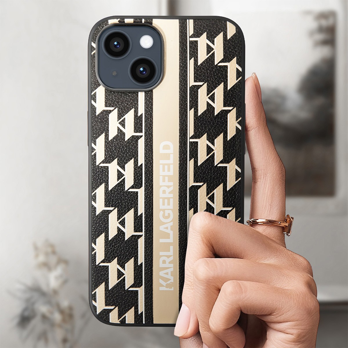Idée cadeau coque Karl Lagerfeld iPhone 14 Plus Monogramme Stripe