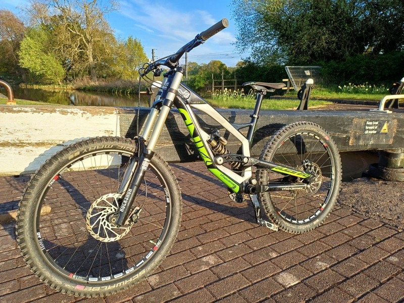 YT Tues 2.0 down hill bike 2014  