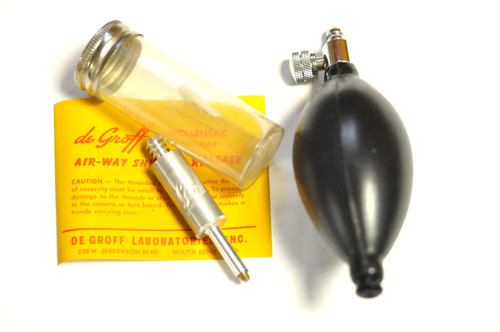 DeGroff de Groff labs shutter release with bulb (brand ?). NO TUBING.