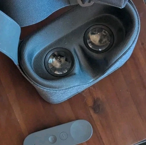 Great Condition Gray Google Daydream View VR Headset with D9SCA Remote - Image 3 of 3