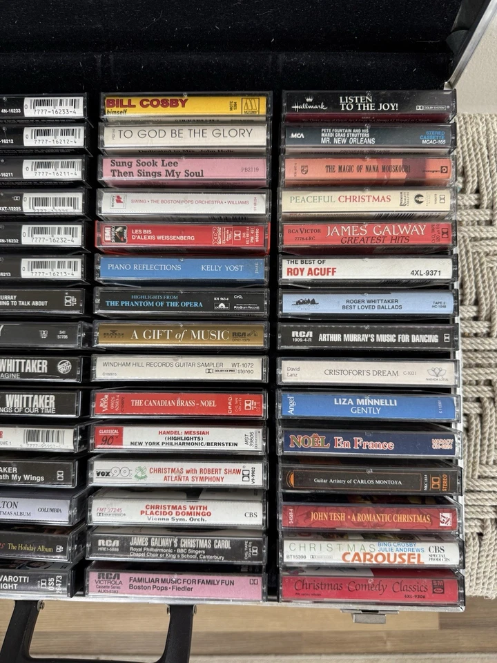 🍊Vintage Lot of 60 Cassettes Ft. Anne Murray, Whittaker, Christmas Hits w/ Case Foto 2 de 4