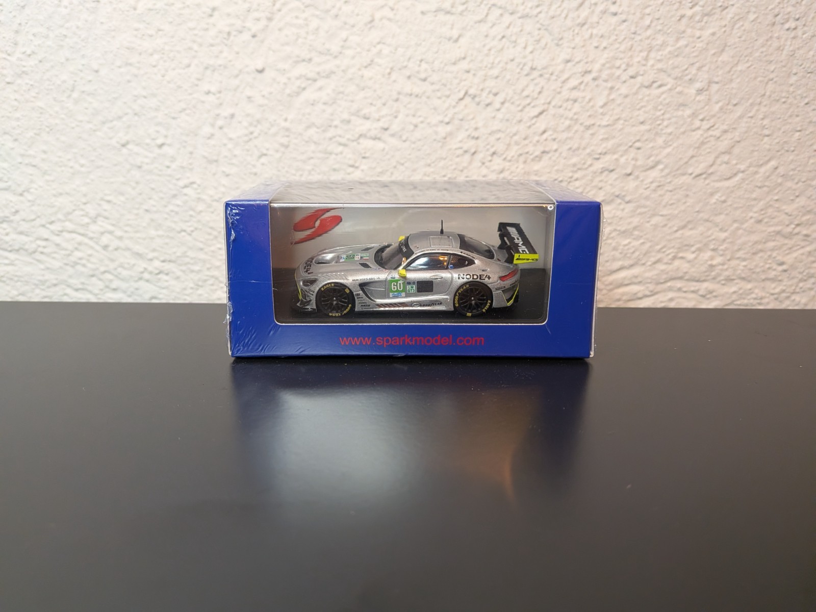 Mercedes AMG LMGT3 Le Mans 2025 Spark 64S073 réplique fidèle au 1/64 avec boîte vitrine