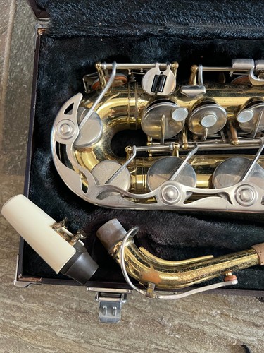 Yamaha YAS-23 Alto Saxophone with case and mouthpiece. Made in Japan - Picture 2 of 13