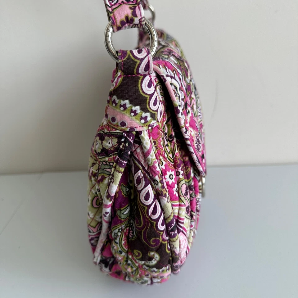 Сумка через плечо Vera Bradley модель Very Berry Paisley Saddle Up с регулируемым ремешком - Изображение 3 из 4