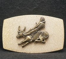 WE03167 AWESOME VINTAGE 1970s  COWBOY RIDING BULL  WESTERN ARTWORK BELT BUCKLE