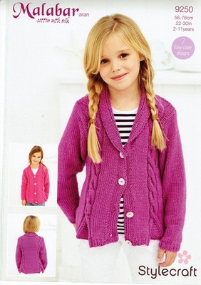 Stylecraft Strickanleitung 9250 für Kinder Zopfmuster Strickjacke für Aran Garn 2-11 Jahre