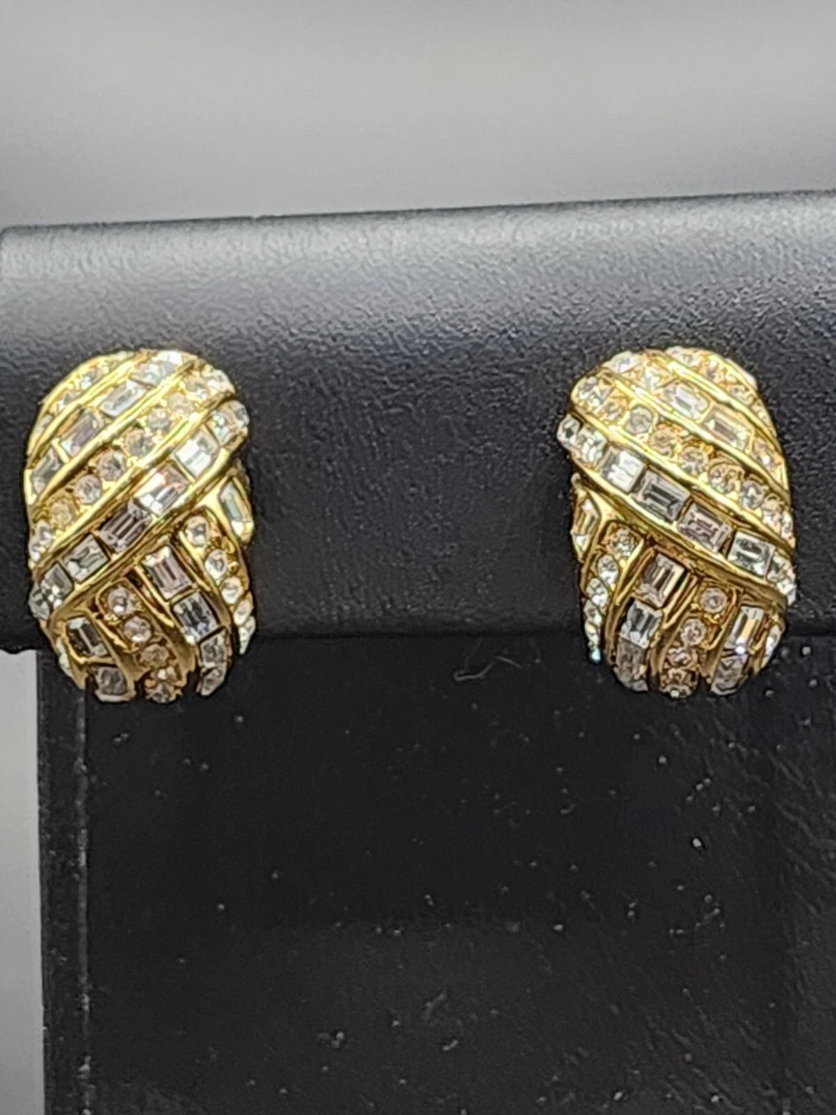 Boucles d'oreilles en cristal pavé Christian Dior comme neuf ton doré